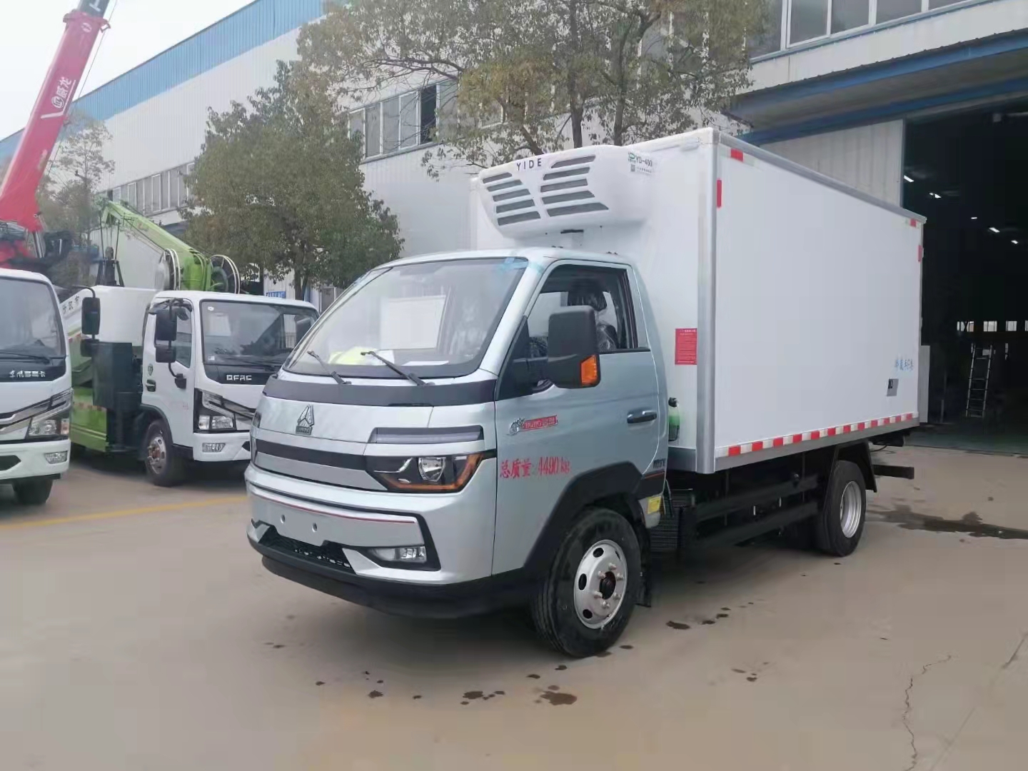 國(guó)六豪沃智相3.8米冷藏車(chē)